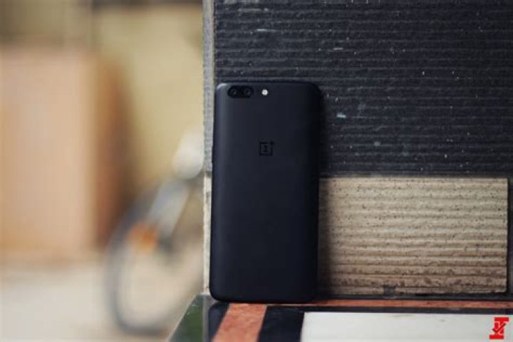 OnePlus 5 and Galaxy S8